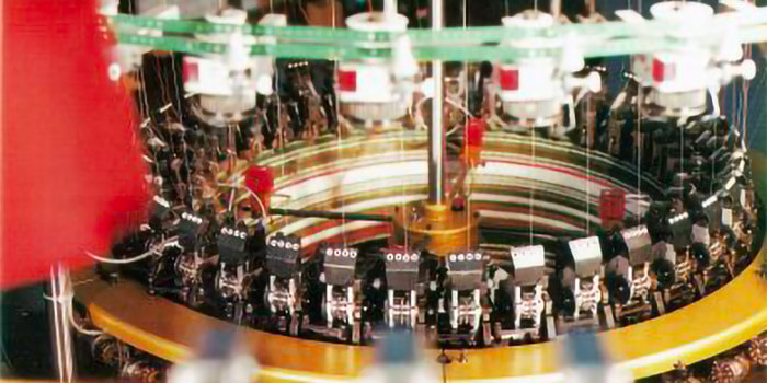 Rundstrickautomaten Rockenautomaten Bild eines Rundstrick- und Sockenautomaten der Firma MS Powertrain aus dem Jahr 1974.