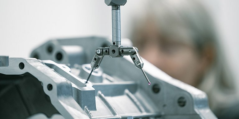 Qualitätsmanagement MS Powertrain Bild einer Mitarbeiterin des Qualitätsmanagements bei der Arbeit.