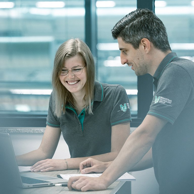 Kultur Power Team der MS Powertrain Bild zweier Mitarbeiter des Power Teams von MS Powertrain.