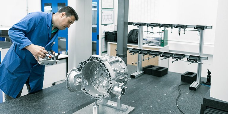 Bild eines Mitarbeiters von MS Powertrain zu den Vorteilen des Arbeitgebers.