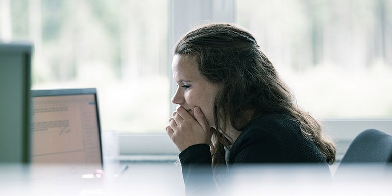 FAQ zur Karriere bei MS Powertrain Bild einer Ansprechpartnerin für Fragen rund um das Thema Karriere bei MS Powertrain.