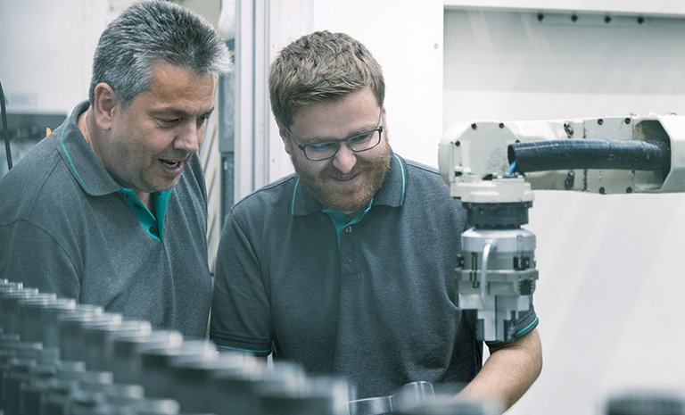 Fertigungskompetenz MS Powertrain Mitarbeiter von MS Powertrain mit viel Fertigungskompetenz im Austausch.