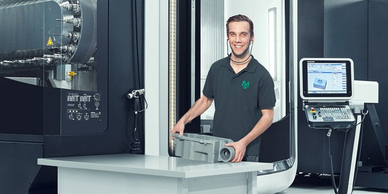 Prozess Werkzeugbau Prototypen Bild eines Mitarbeiters im Bereich Werkzeugbau & Prototypen am Arbeitsplatz beim ausführen eines Prozessschritts.