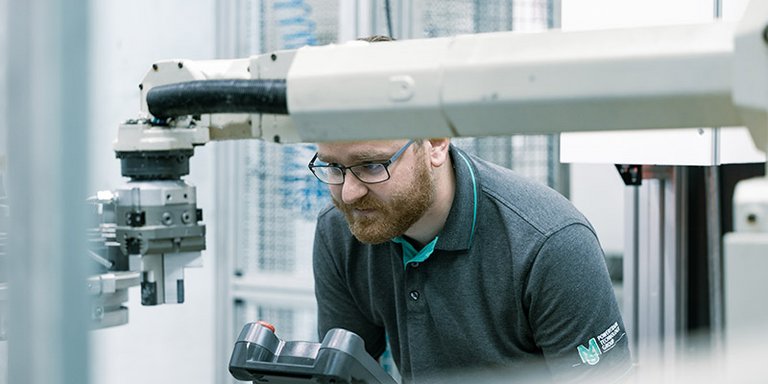 Technologien Fertigung Bearbeitung Bild von der Bearbeitung bei der Fertigung. Eine wichtige Kompetenz bei MS Powertrain.