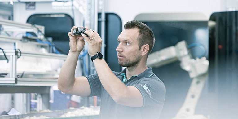 Reinheit Montage Mitarbeiter aus der Montage von MS bei der Überprüfung der Reinheit von produkten.