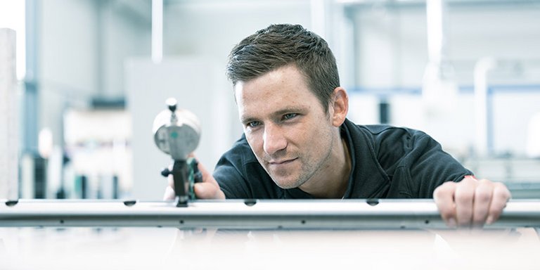 Funktionsprüfung Produkte Bild eines Mitarbeiters bei der Funktionsprüfung von Produkten.