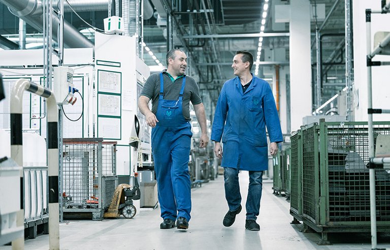 Fertigungsspezialist Automotive Foto von zwei Fertigungsspezialisten für Automotive bei MS Powertrain.