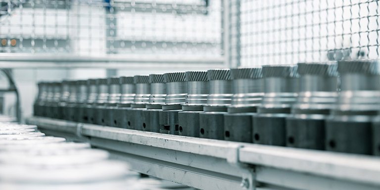 Industrieprozesse Fertigung Bild aus der Fertigung der MS Powertrain Techologie GmbH bei der alle Industrieprozesse optimiert sind.