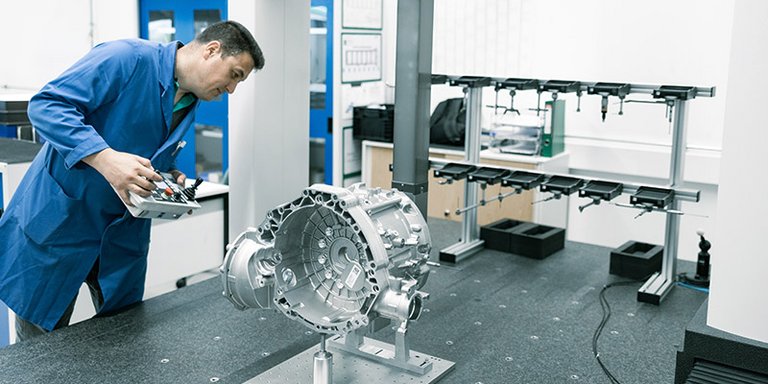 MS Powertrain Vorteile Arbeitgeber Bild eines Mitarbeiters von MS Powertrain zu den Vorteilen des Arbeitgebers.